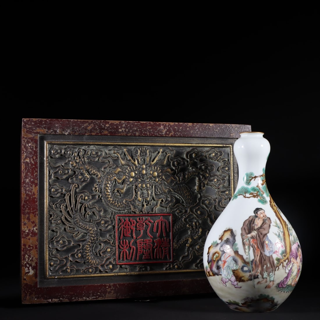 A Exquisite Famille-Rose Figures Pattern Vase: A Exquisite Famille-Rose Figures Pattern Vase,Qing Dynasty, China,Yongzheng Six-character Mark,Size:10.4inx5.9in 粉彩人物纹瓶,中国清代,Ƃ