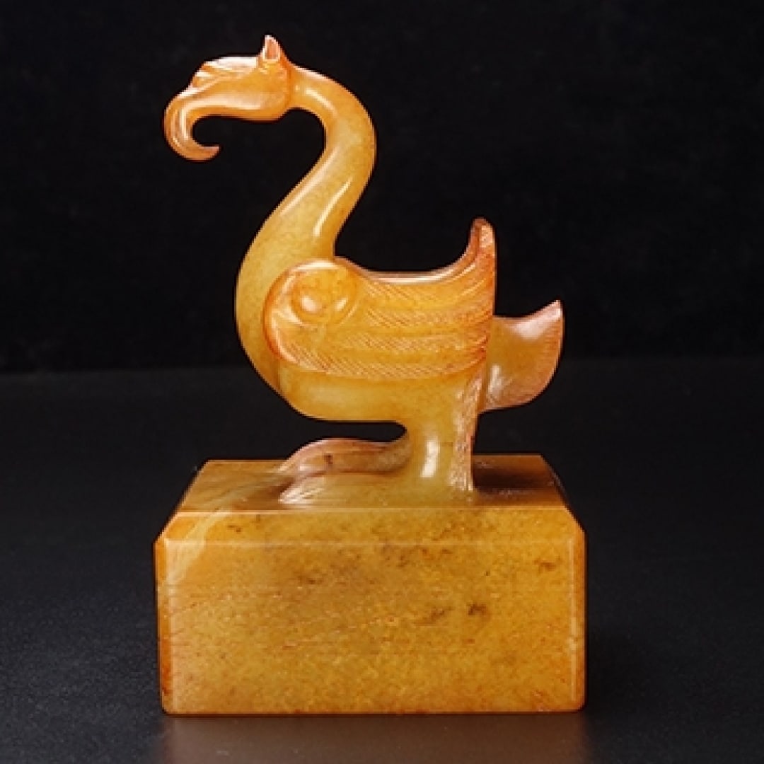 A Exquisite Hotan Jade Phoenix Bird Seal: A Exquisite Hotan Jade Phoenix Bird Seal,Han Dynasty, China,Size:2inx1.6inx3.1in,Weight:187g 和田玉凤鸟印章,中国汉代