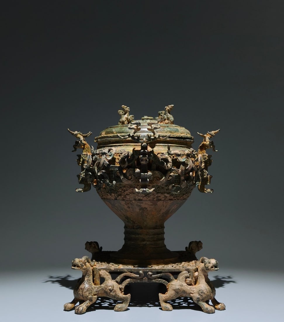 A Exquisite Bronze Dragon Pattern Beast-legs Jar: A Exquisite Bronze Dragon Pattern Beast-legs Jar,Han Dynasty, China,Size:11.6inx9.4in 青铜龙纹兽足罐,中国汉代