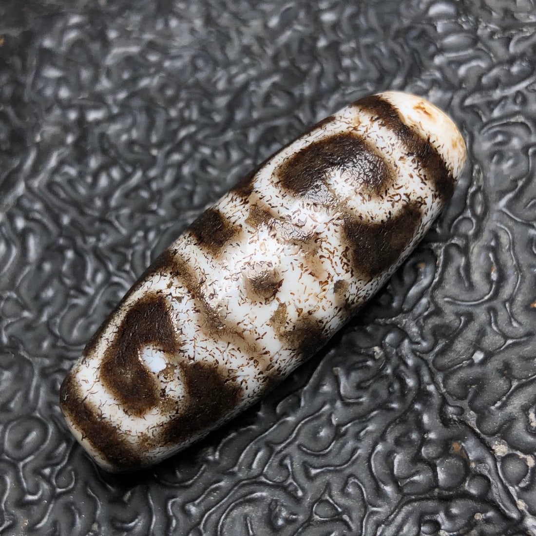 A Exquisite Two-Eye Dzi bead: A Exquisite Two-Eye Dzi bead,Qing Dynasty, China,Size:1.5inx0.6in,Weight:11.2g 两眼天珠,中国清代