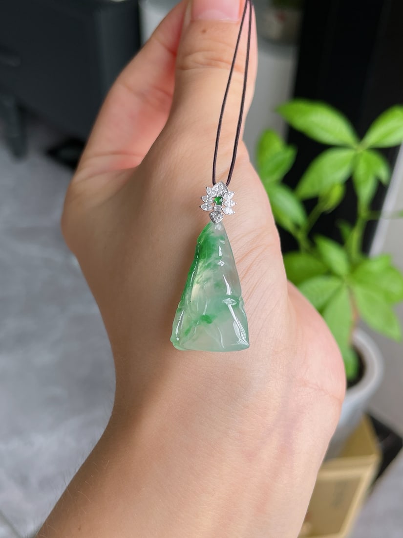 A Exquisite 18K Gold Inlaid Jadeite Pendant: A Exquisite 18K Gold Inlaid Jadeite Pendant,Size:1.1inx0.6inx0.2in 18k金镶冰种飘阳竹节吊坠