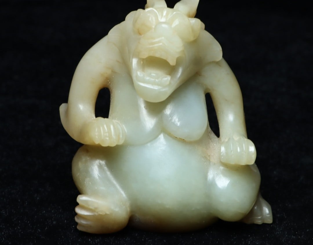 A Exquisite Hotan Jade Bear Ornament: A Exquisite Hotan Jade Bear Ornament,Han Dynasty, China,Size:3.1inx2.7inx1.7in,Weight:267.6g 和田玉熊摆件,中国汉代
