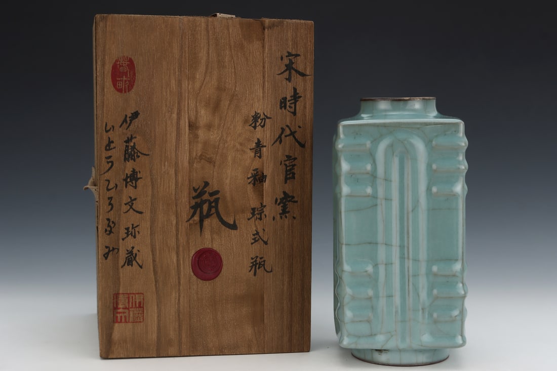 A Exquisite Guan yao Celadon Glazed Vase, with an Imperial Poem by Emperor Qianlong: A Exquisite Guan yao Celadon Glazed Vase, with an Imperial Poem by Emperor Qianlong,Song Dynasty, China,Size:8.5inx4.1in