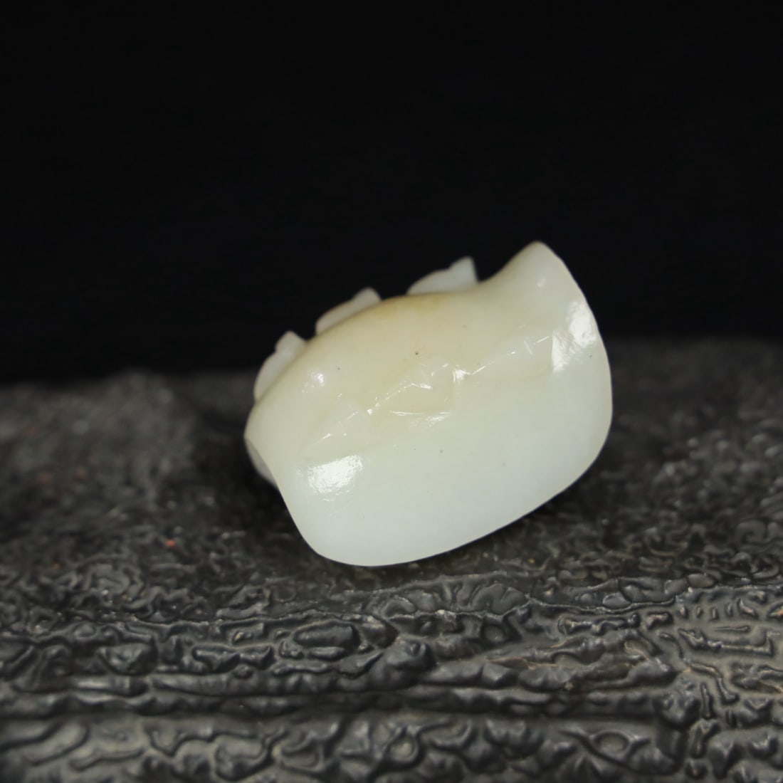 A Exquisite Hotan Jade Phoenix Ornament: An Exquisite Hotan Jade Tortoise Shell,Qing Dynasty, China,Size:1.7inx1.2inx1.1in,Weight:64.2g 和田玉龟壳,中国清代