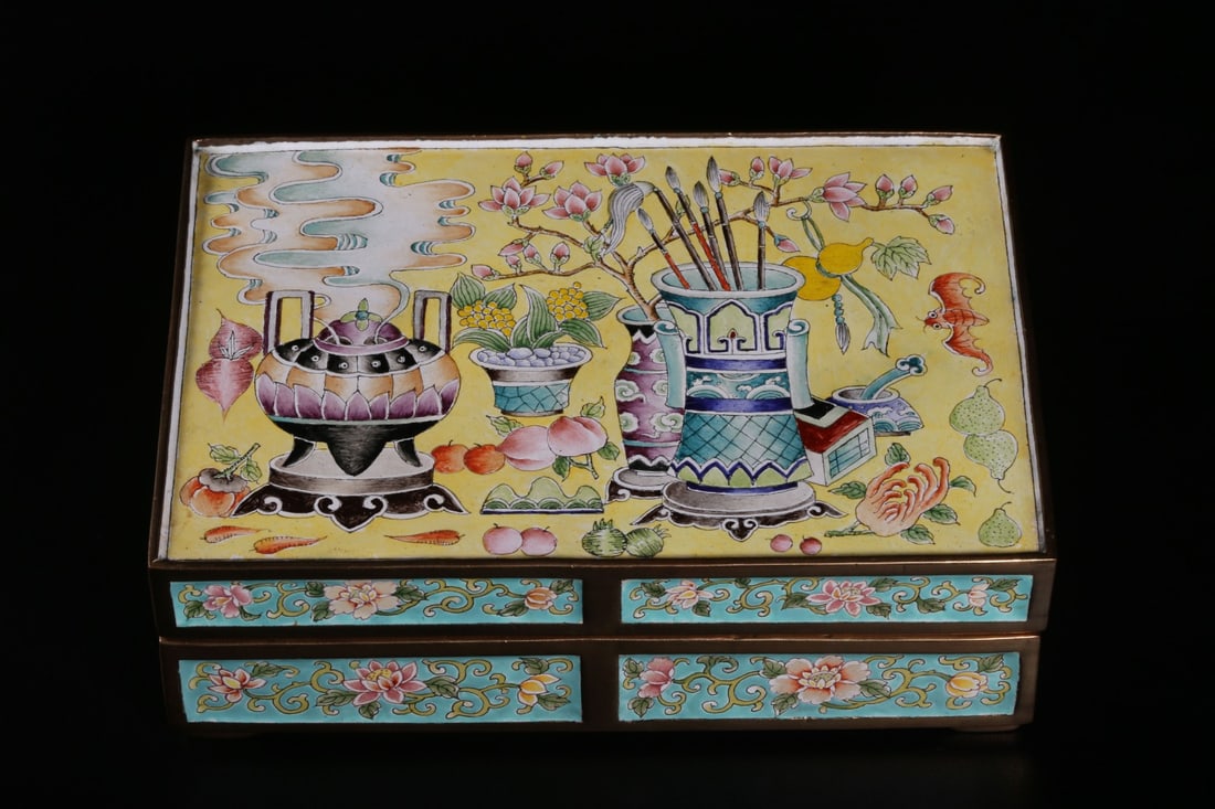 An Exquisite Bronze Enamel Antique Pattern Box: An Exquisite Bronze Enamel Antique Pattern Box,Qing Dynasty, China,Qianlong Four-character Mark,Size:1.7inx5.9inx4.1in,Weight:954g 铜胎珐琅彩博古纹İ