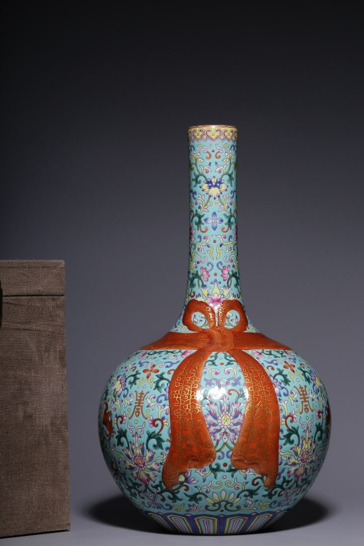A Exquisite Wucai Figures Pattern Bowl: An Exquisite Famille-Rose Lotus Pattern Vase,Qing Dynasty, China,Qianlong Six-character Mark,Size:13.4inx1.6inx7.2inx3.1in 粉彩缠枝莲纹瓶,中国