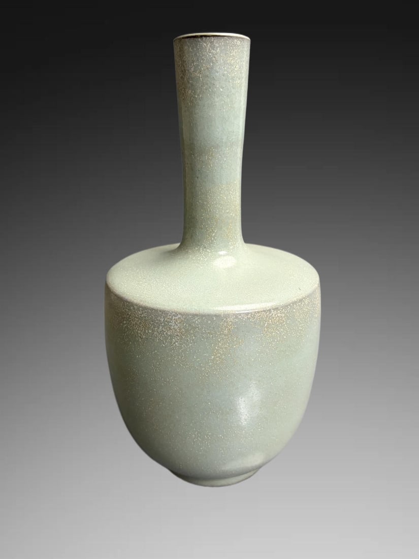 A Exquisite Blanc-de-Chine White Glaze Statue of Avalokitesvara: An Exquisite Ru yao Vase,Song Dynasty, China,Size:9.6in×5.1in 汝窑纸椎瓶,中国宋代