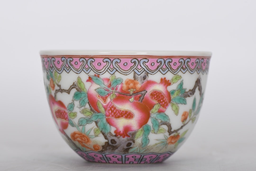 A Exquisite Ru yao Vase: A Exquisite Ru yao Vase,Song Dynasty, China,Size:9.6in×5.1in 汝窑纸椎瓶,中国宋代
