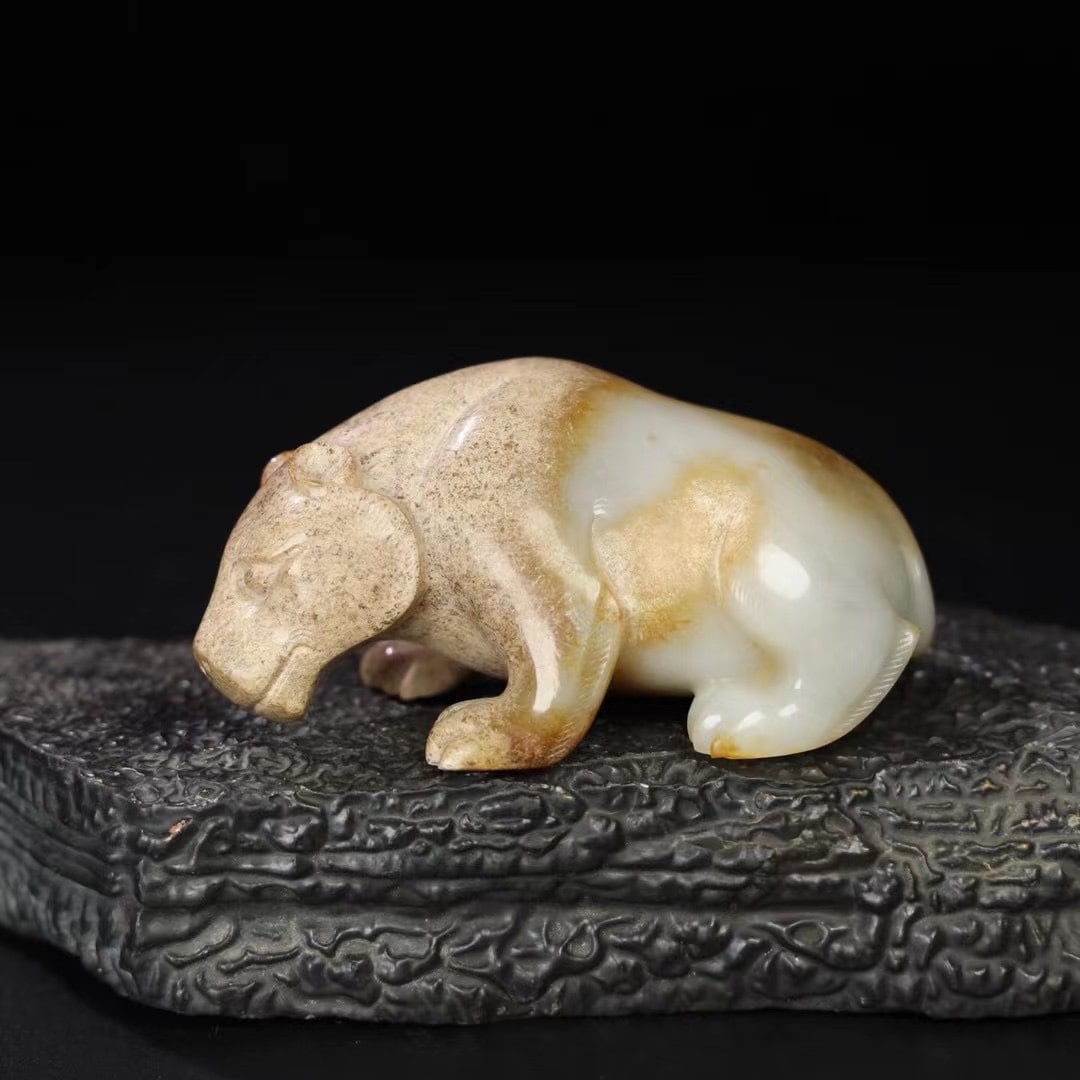 A Exquisite Enamel Pomegranate Pattern Cup: An Exquisite Hotan Jade Bear Ornament,Han Dynasty, China,Size:3.4inx1.8inx1.8in,Weight:191g 和田玉熊摆件,中国汉代