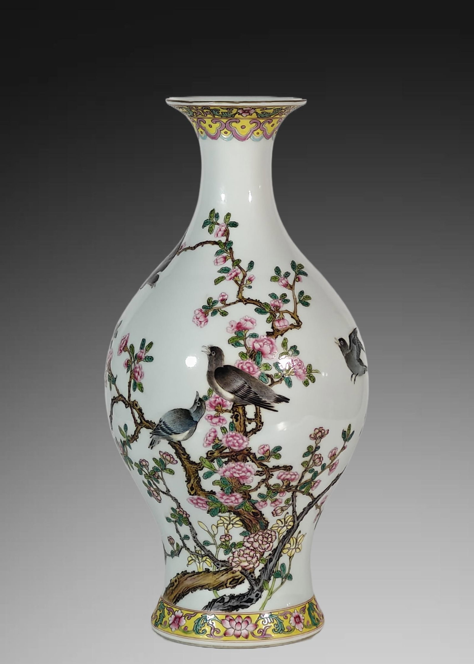 A Exquisite Famille-Rose Painted Gold Figures Pattern Vase: A Exquisite Famille-Rose Painted Gold Figures Pattern Vase,Qing Dynasty, China,Qianlong Six-character Mark,Size:7.7inx6.1in