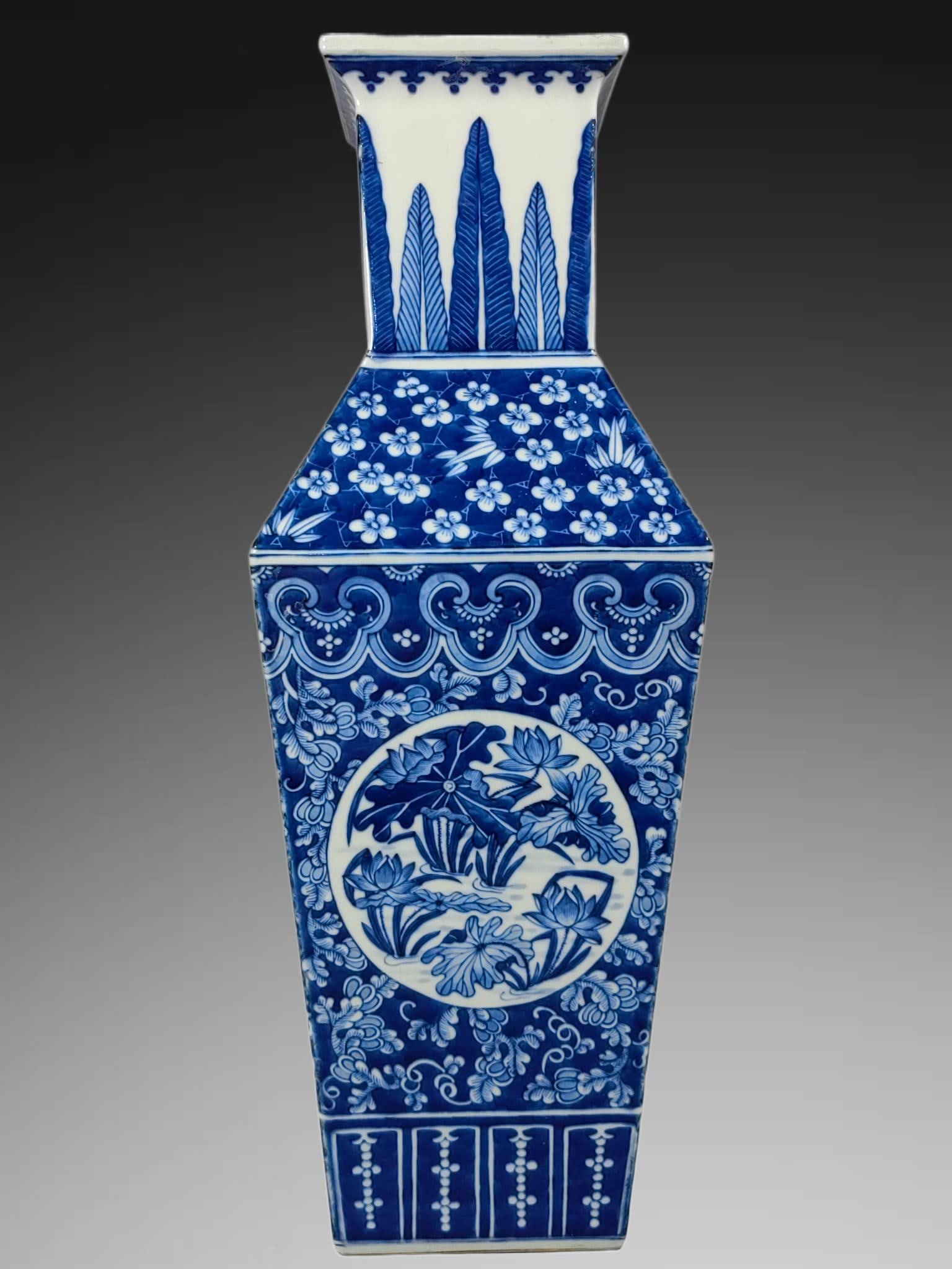 An Exquisite Blue and White Flower Pattern Vase - 3