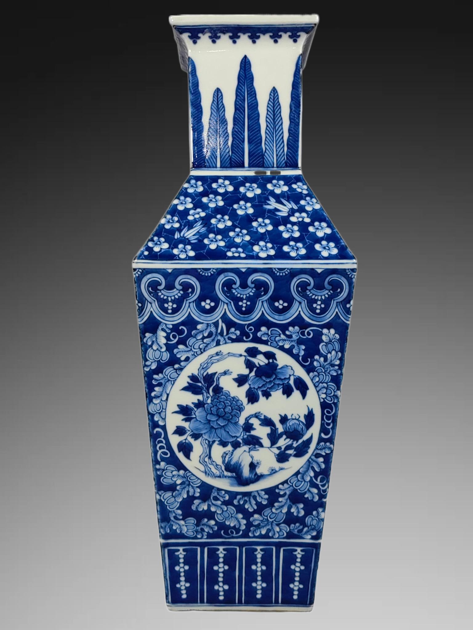 An Exquisite Blue and White Flower Pattern Vase - 4
