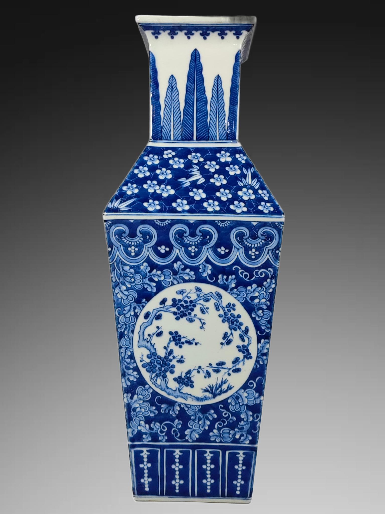 An Exquisite Blue and White Flower Pattern Vase - 5