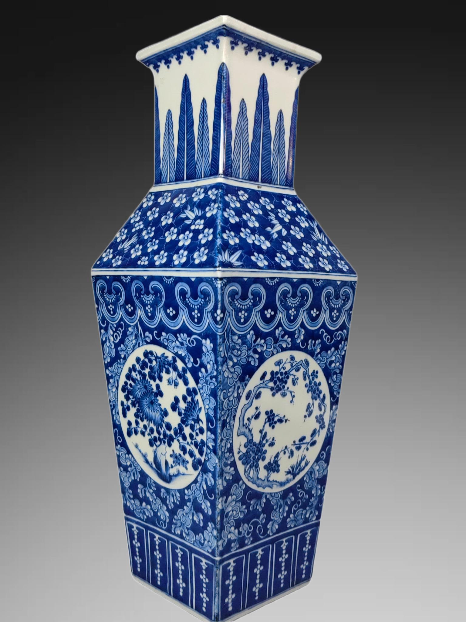 An Exquisite Blue and White Flower Pattern Vase - 6