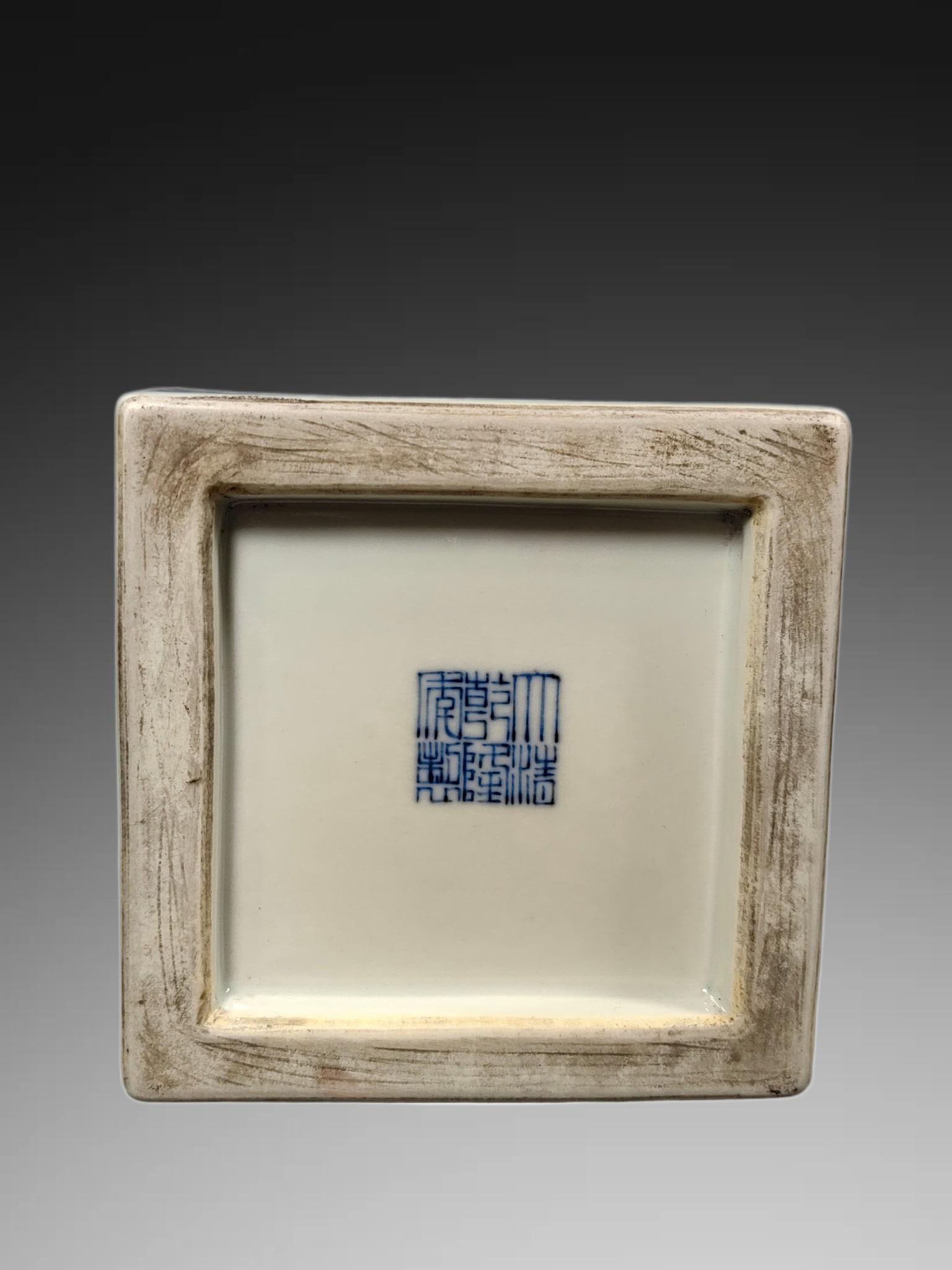 An Exquisite Blue and White Flower Pattern Vase - 7