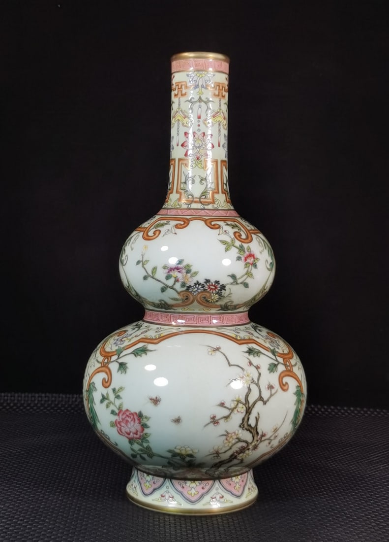 A Exquisite Blue and White Flower Pattern Vase: A Exquisite Blue and White Flower Pattern Vase,Qing Dynasty, China,Qianlong Six-character Mark,Size:16.5inx6in