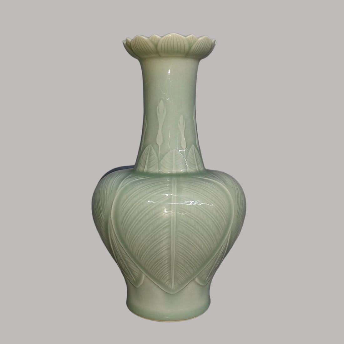 A Exquisite Ge yao Flower and Bird Pattern Vase: A Exquisite Ge yao Flower and Bird Pattern Vase,Song Dynasty, China,Size:11.5in×8.5in 哥窑花鸟纹抱月瓶,中国宋代