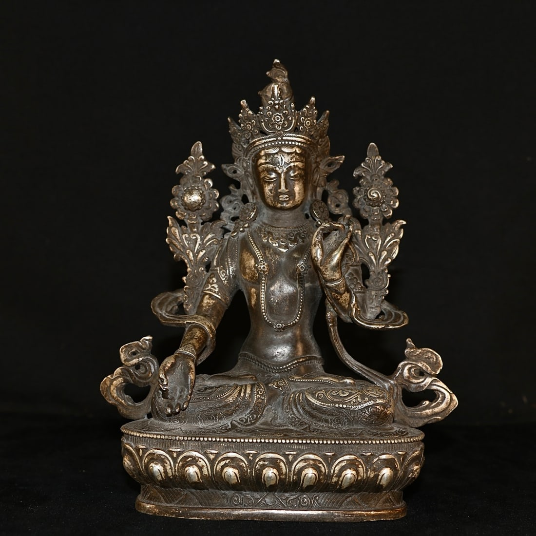 A Exquisite Famille-Rose Character and Story Pattern Vase: An Exquisite Silver-Gilt Copper Buddha Statue Ornament,Qing Dynasty, China,Size:7.1inx9.4in ,Weight:883g 铜鎏银佛像摆件,中国清代