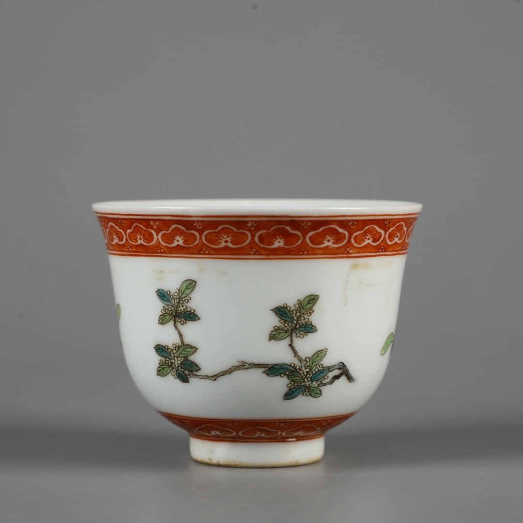 A Exquisite Enamel Painted Gold Figures Sheep-Ears Vase: An Exquisite Wucai Flower Pattern Cup,Qing Dynasty, China,With Mark,Size:2.6inx3.1in 五彩花卉纹杯,中国清代,带款