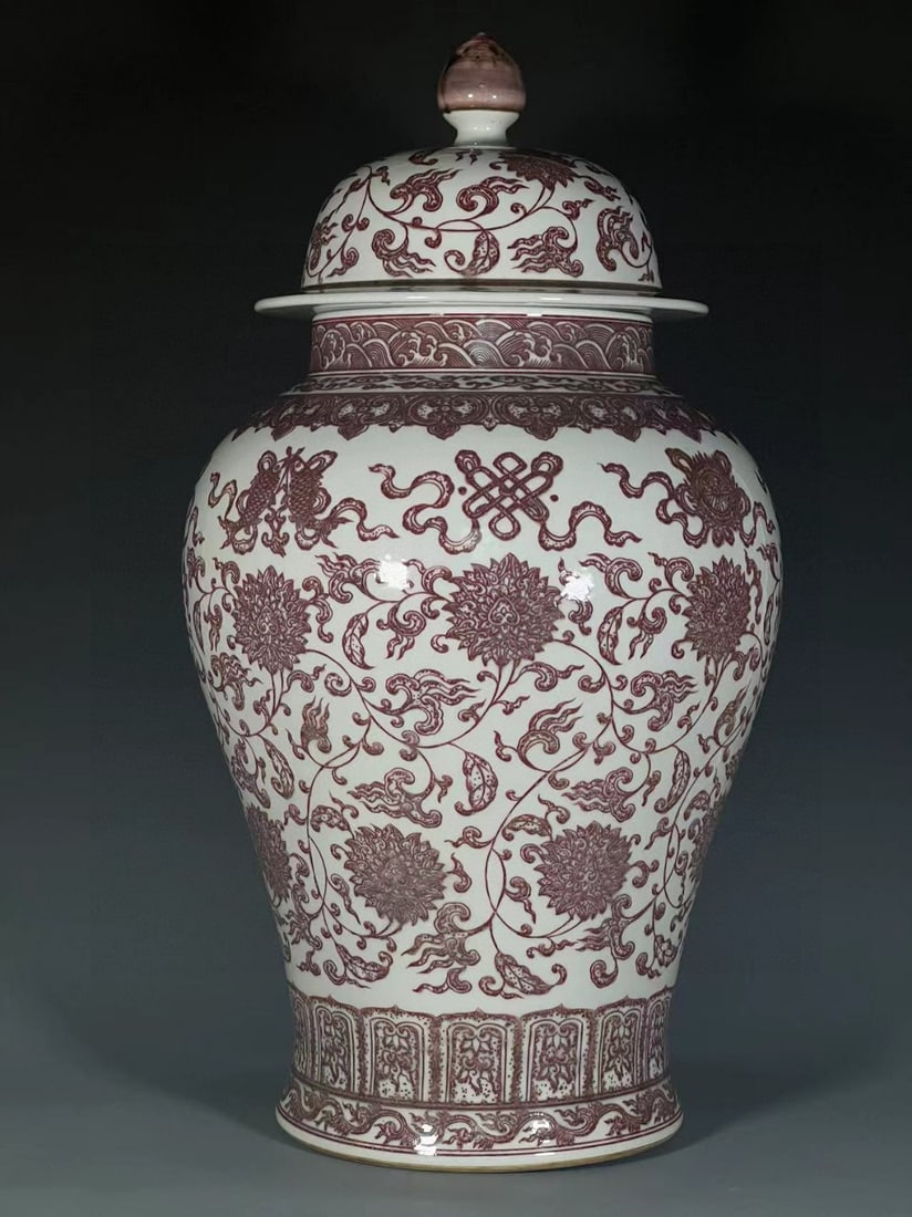 A Exquisite Famille-Rose Figures Pattern Vase: A Exquisite Famille-Rose Figures Pattern Vase,Qing Dynasty, China,With Mark,Size:9.1inx4.7in 粉彩人物纹瓶,中国清代,带款