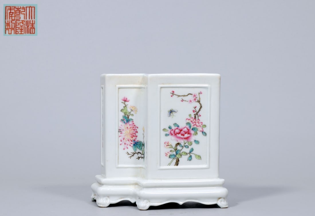 A Exquisite Blue and White Gilt Dragon Pattern Vase: A Exquisite Blue and White Gilt Dragon Pattern Vase,Qing Dynasty, China,Qianlong Six-character Mark,Size:26.4inx13in 青花鎏金龙纹瓶,中国清&#