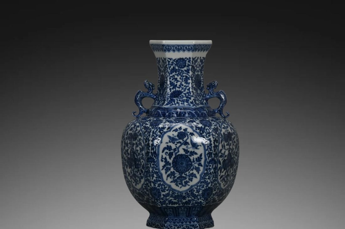 A pair of Exquisite Blue and White Figures Pattern Vase: A pair of Exquisite Blue and White Figures Pattern Vase,Ming Dynasty, China,With Mark,Size:11.3in×4.3in
