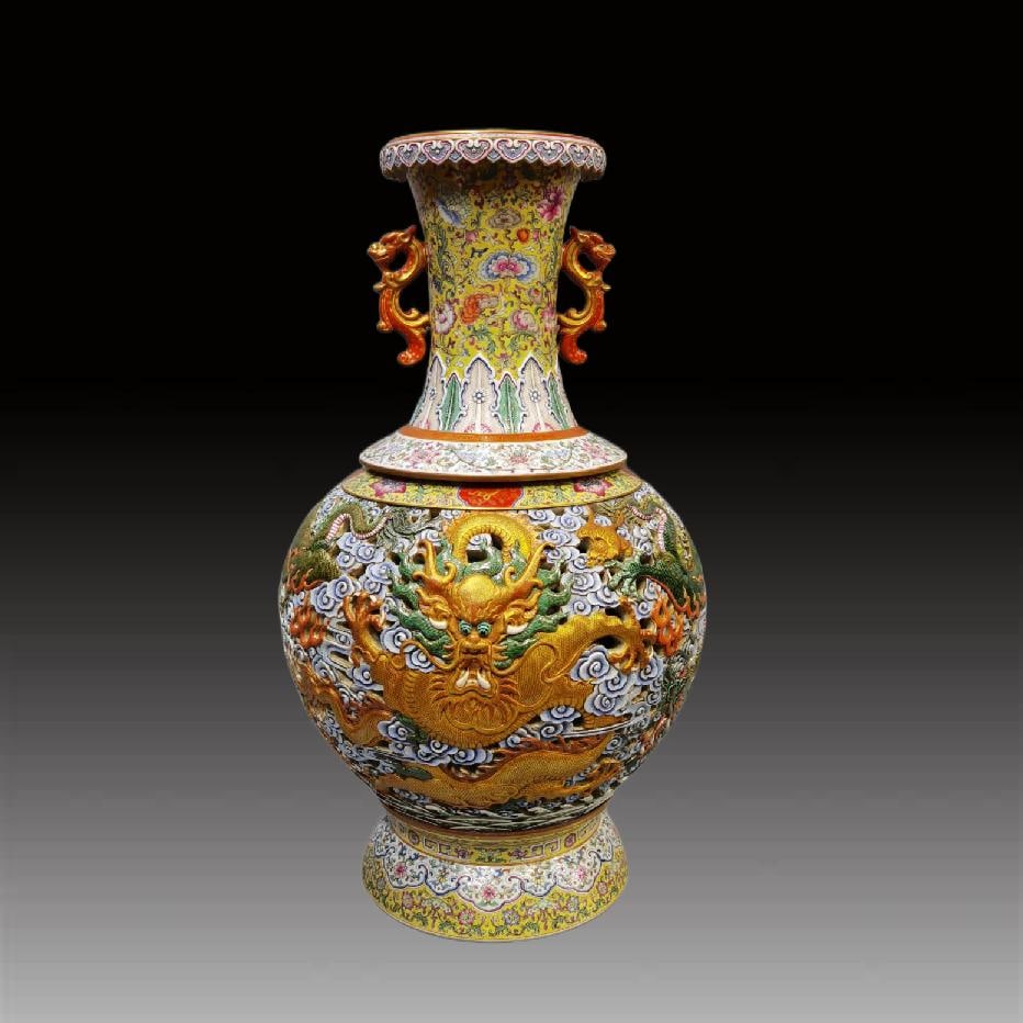 A Exquisite Guan yao Celadon Glazed Tube-Ears Vase: A Exquisite Guan yao Celadon Glazed Tube-Ears Vase,Song Dynasty, China,With Mark,Size:8.8inx5in 官窑粉青釉贯耳瓶,中国宋代,४