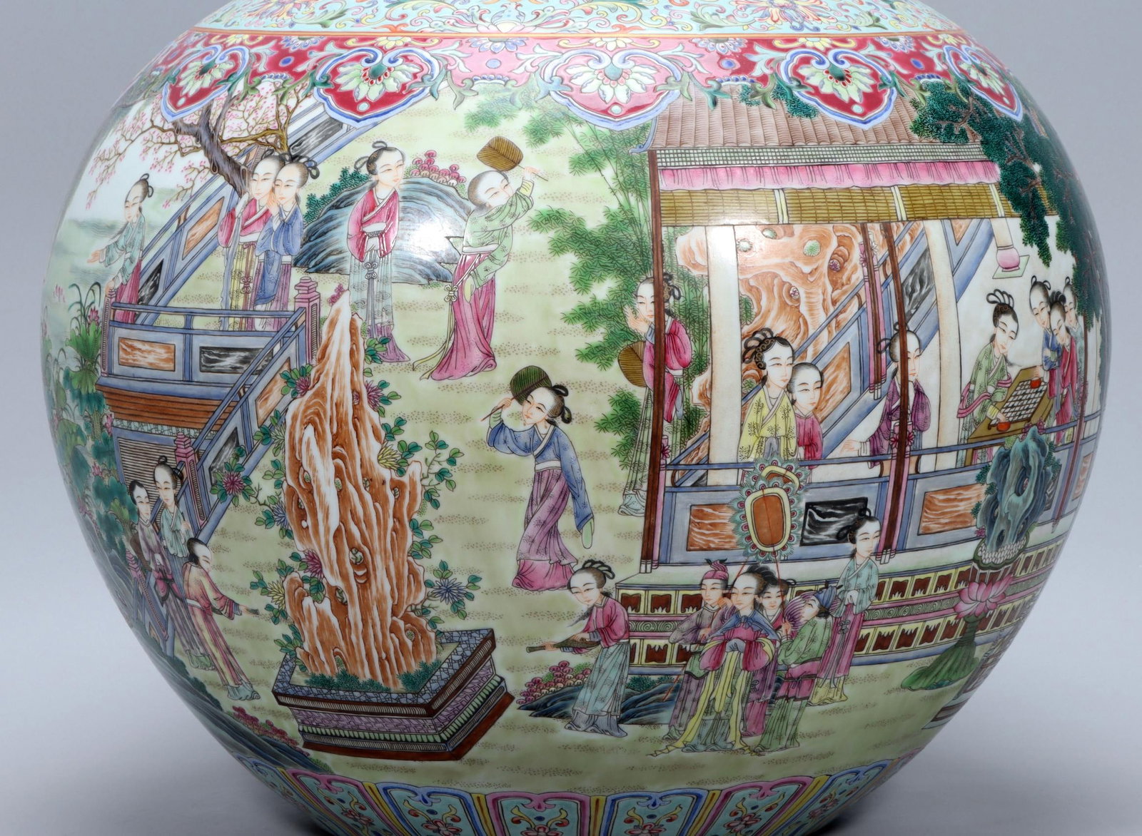 An Exquisite Ruby Red-Glazed Figures Pattern Vase - 7