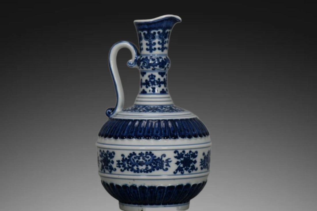 A Exquisite Iron-Red Gilt Dragon Pattern Vase: A Exquisite Iron-Red Gilt Dragon Pattern Vase,Qing Dynasty, China,Qianlong Six-character Mark,Size:15.7inx14.6in 矾红鎏金龙纹瓶,中国清ߣ