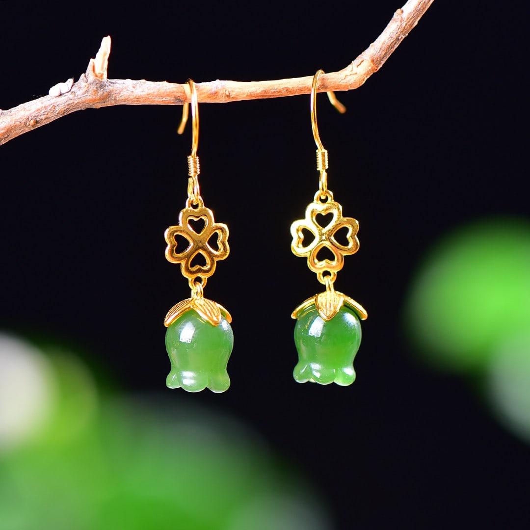 A Exquisite Silver Inlaid Hotan Jasper Earrings: A Exquisite Silver Inlaid Hotan Jasper Earrings,Size:0.2inx0.4in 银镶嵌和田碧玉耳钉