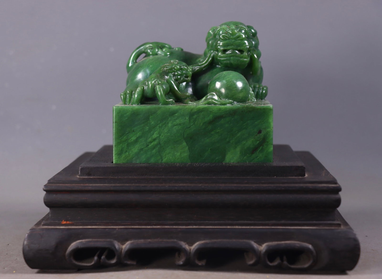 An Exquisite Jasper Lion Pattern Seal: An Exquisite Jasper Lion Pattern Seal,Qing Dynasty,China, Size:3.9inx3.9in,Weight:1790g碧玉狮纹印章,中国清代, Size:10cmx10cm,Weight:1790g