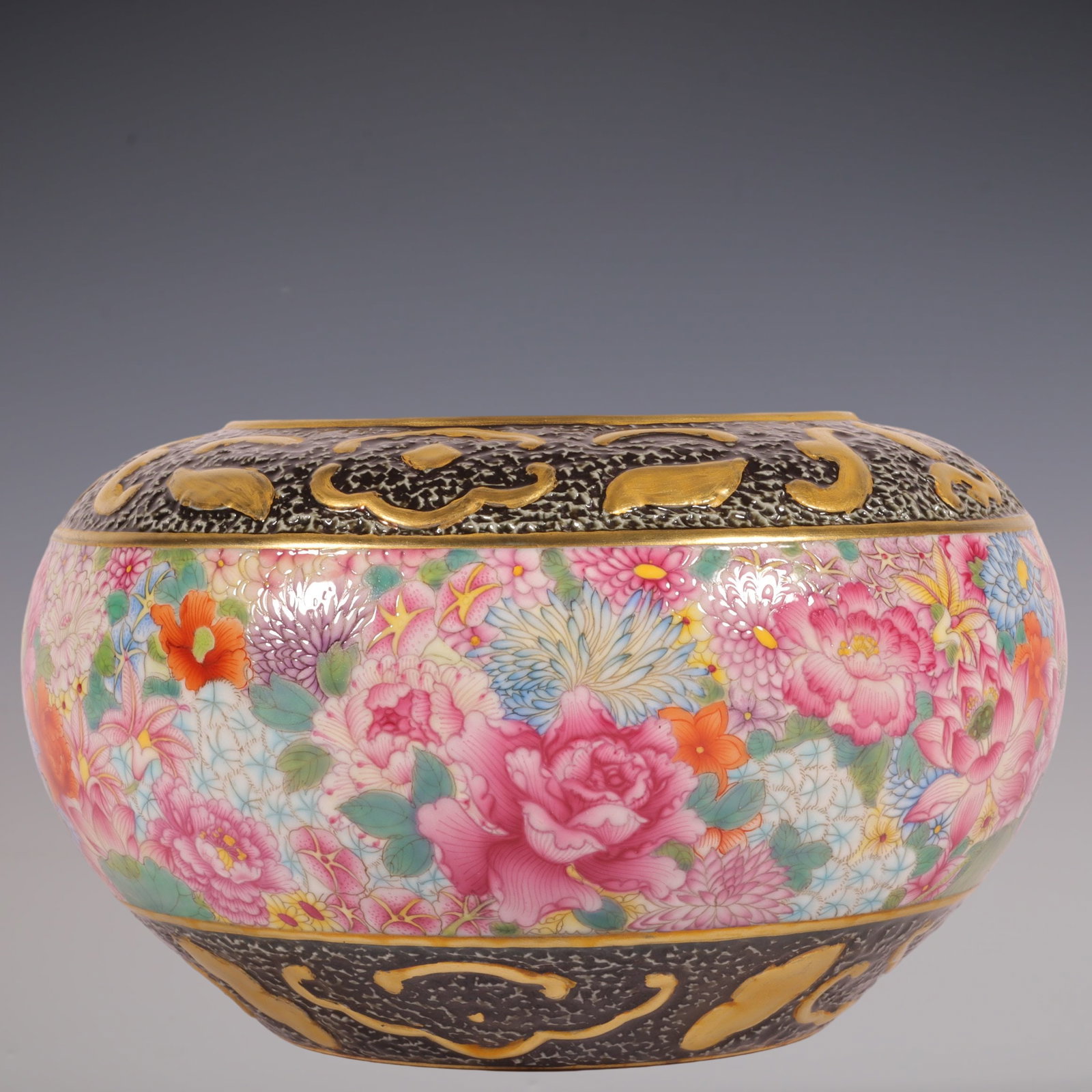An Exquisite Famille-Rose Painted Gold Flower Pattern Brush Washer: An Exquisite Famille-Rose Painted Gold Flower Pattern Brush Washer Qing Dynasty, China Qianlong Six-character Mark Size:3.9inx5.9in粉彩雕刻描金万花ĕ