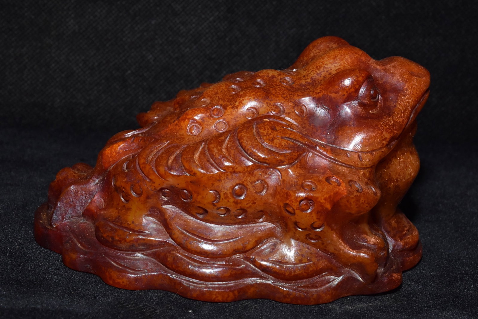 An Exquisite White Jade Golden Toad Ornament: An Exquisite White Jade Golden Toad Ornament,Hongshan Culture, Size:3.7inx5.7in,Weight:710g白玉金蟾摆件，红山文化，