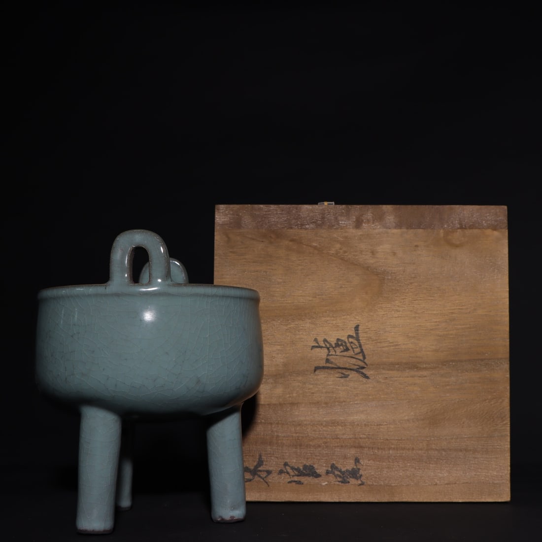 An Exquisite Guan yao Celadon Glazed Double-Ears Tripod Censer: An Exquisite Guan yao Celadon Glazed Double-Ears Tripod Censer Song Dynasty, China Size:7.5inx6.1in官窑青釉鼎式炉 中国宋代