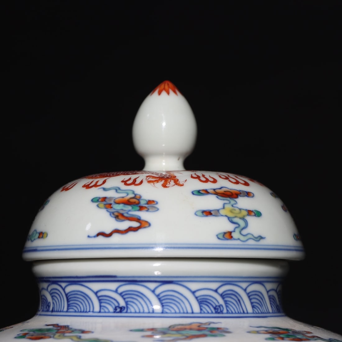 An Exquisite Doucai Dragon Pattern Jar - 2