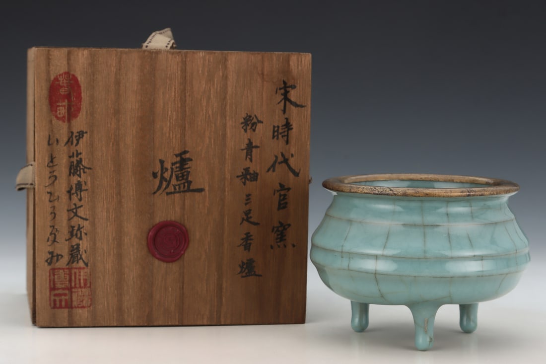 An Exquisite Guan yao Celadon Glazed Tripod Censer: An Exquisite Guan yao Celadon Glazed Tripod Censer Song Dynasty, China Size:3.7inx5in官窑青釉三足炉 中国宋代 Size:9.3cmx12.8cm