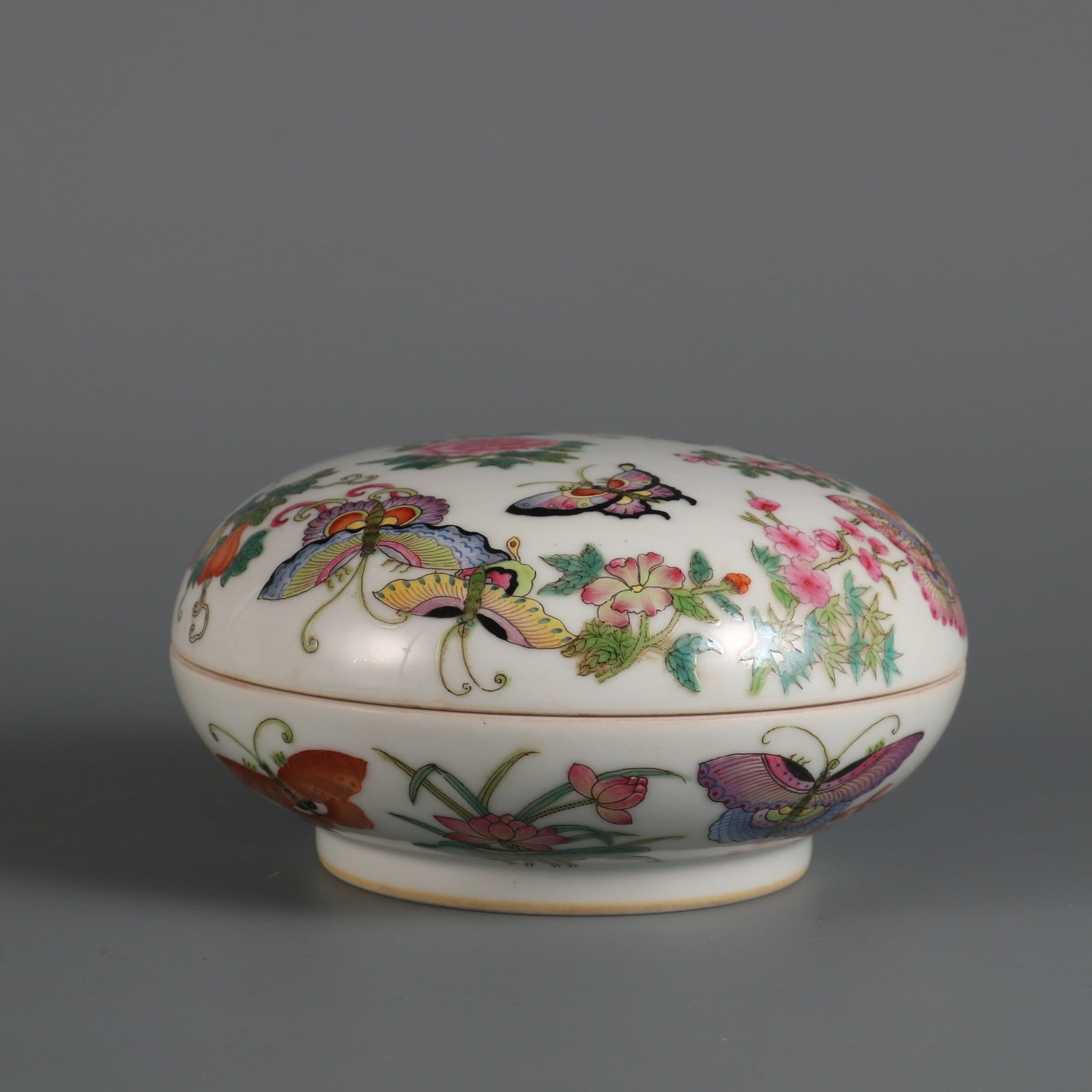 An Exquisite Famille-Rose Flower and Butterfly Pattern Box: An Exquisite Famille-Rose Flower and Butterfly Pattern Box Qing Dynasty, China Yongzheng Four-character Mark Size:2.7inx4.9in粉彩花卉蝴蝶纹盒 中&#