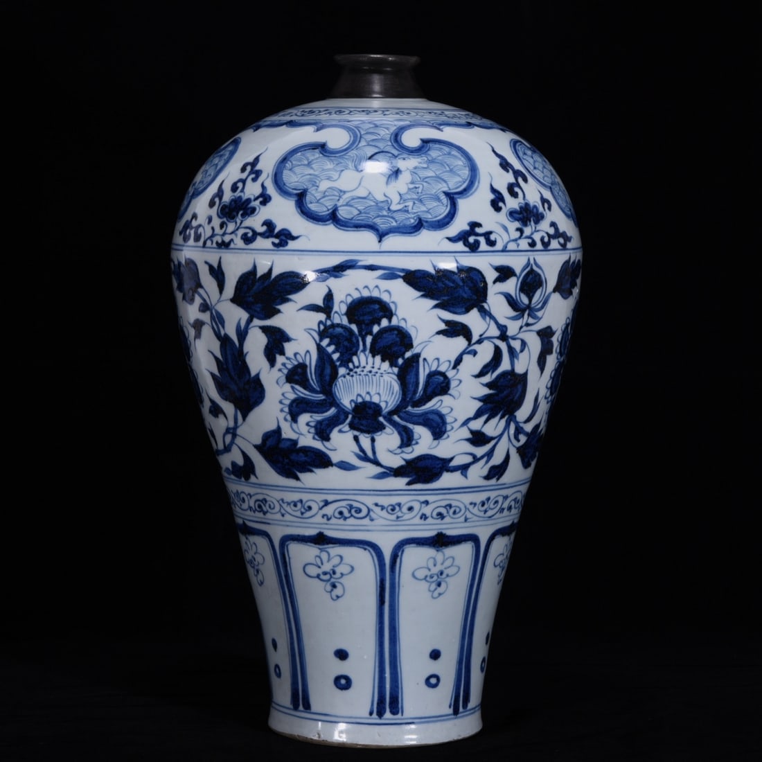 An Exquisite Blue and White Flower Pattern Vase: An Exquisite Blue and White Flower Pattern Vase Yuan Dynasty, China Size:16.5inx10.2in青花包口花卉纹梅瓶 中国元代 Size:42c
