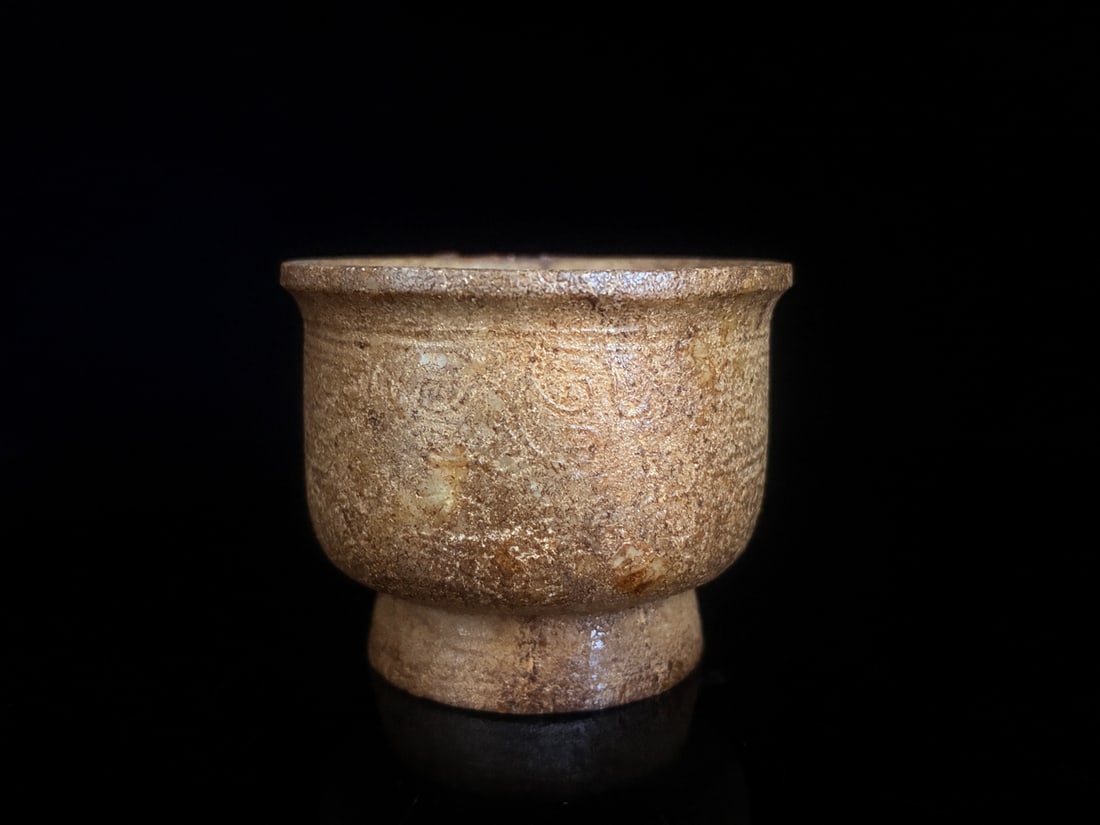 An Exquisite White Jade Cup: An Exquisite White Jade Cup,Qing Dynasty,China, Size:2.7inx3.3inx0.3in,Weight:339g白玉杯,中国清代, Size:6.8cmx8.5cmx0.8cm,Weight:339g