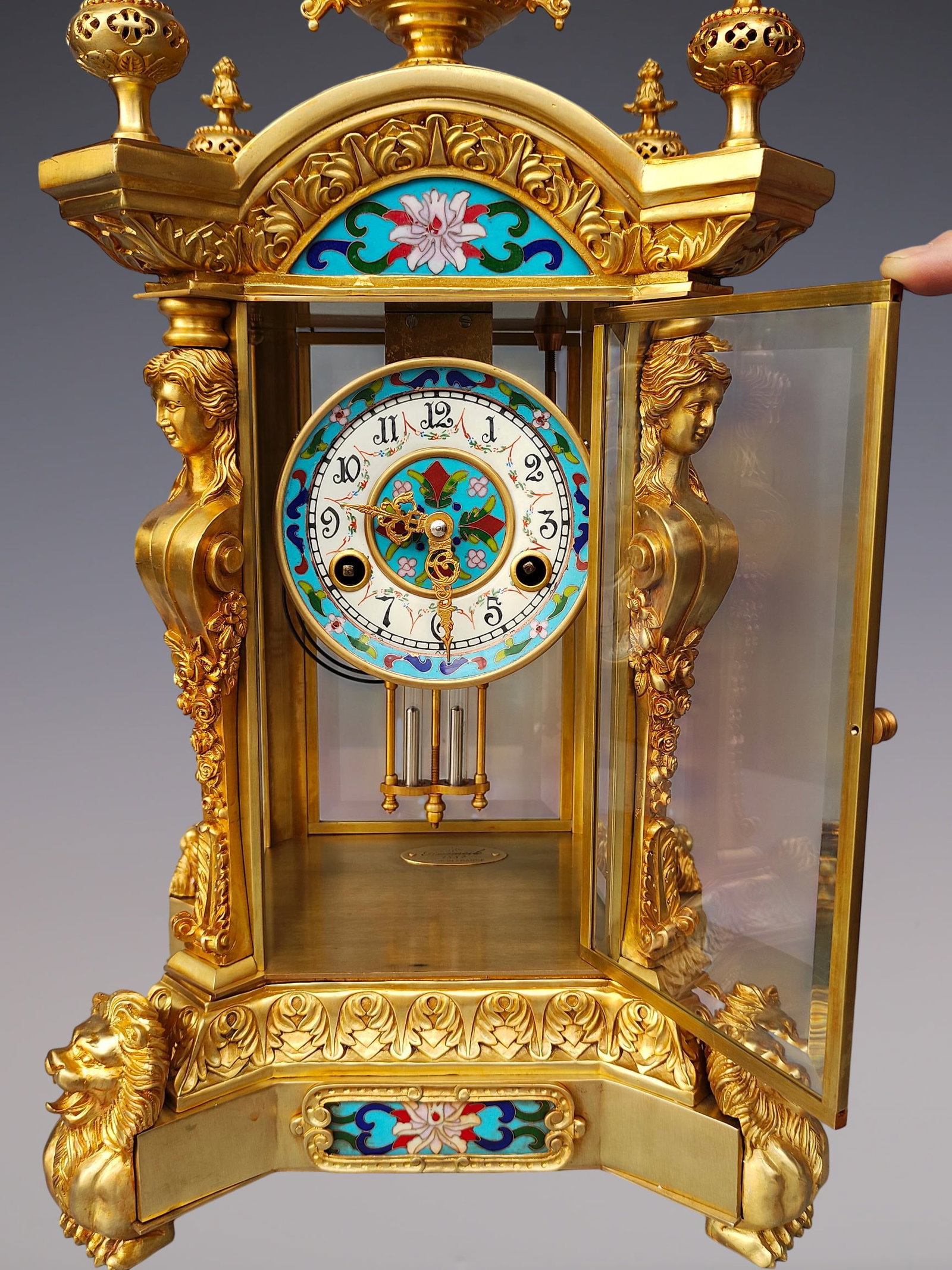 An Exquisite Gilt Bronze Flower Pattern Clock - 6