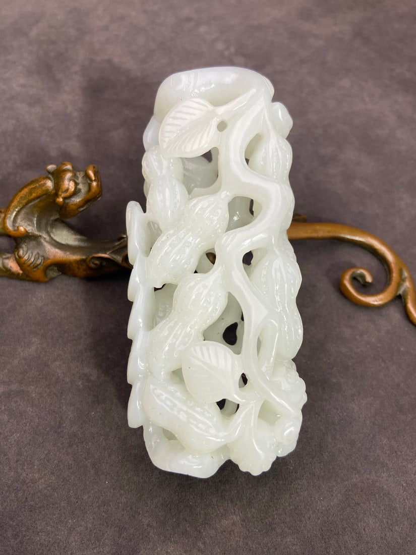 An Exquisite White Jade Peanut Hand Piece: An Exquisite White Jade Peanut Hand Piece,Qing Dynasty,China, Size:3.9inx1.6inx1.2in,Weight:133g白玉花生手把件,中国清代,