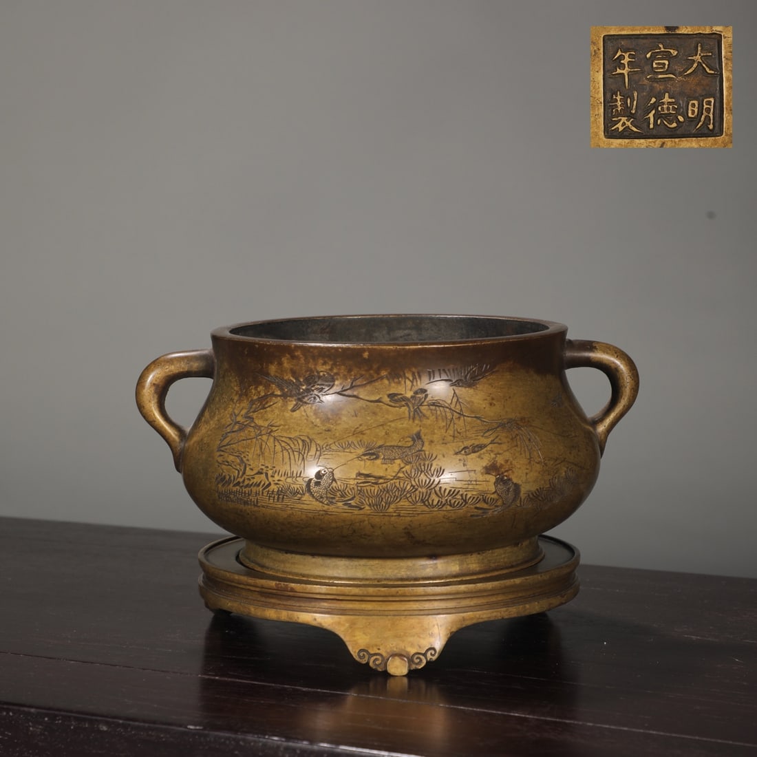 An Exquisite Bronze Hornwort Pattern Double-Ears Censer,With Poem,With Tripod Base: An Exquisite Bronze Hornwort Pattern Double-Ears Censer,With Poem,With Tripod Base,Ming Dynasty,China,Xuande Six-character Mark, Size:4.4inx6inx7.2in,Weight:1900g铜鱼藻纹ࡡ