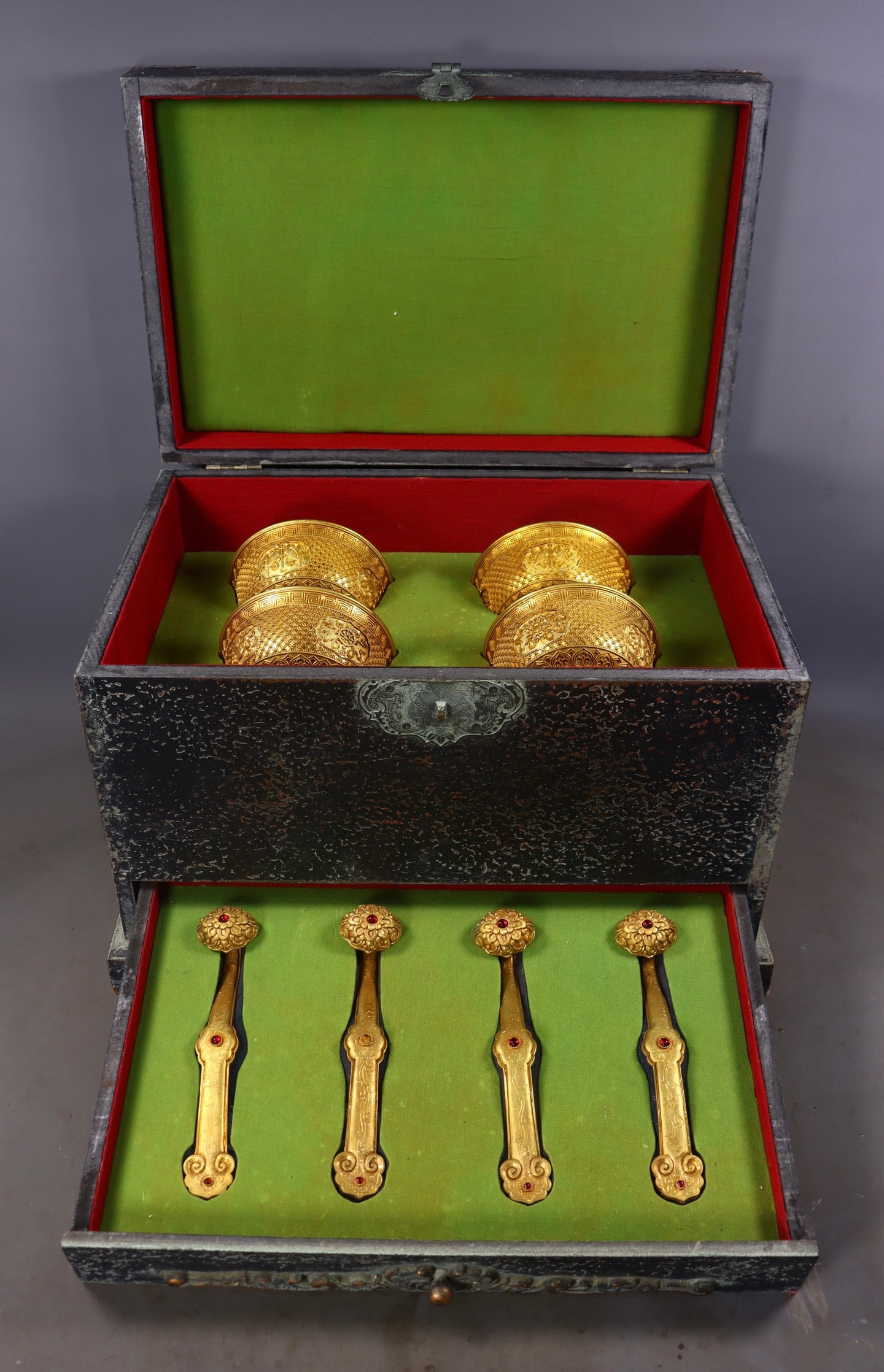 A Set of Fine Gilt Bronze Flower Pattern Bowls and Ruyis: A Set of Fine Gilt Bronze Flower Pattern Bowls and Ruyis,Qing Dynasty,China,Qianlong Four-character Mark, Size:(Bowl)2.4inx4.7in,(Ruyi)1.4inx7.5inx1.6in,Total Weight:1800g一套铜Ź