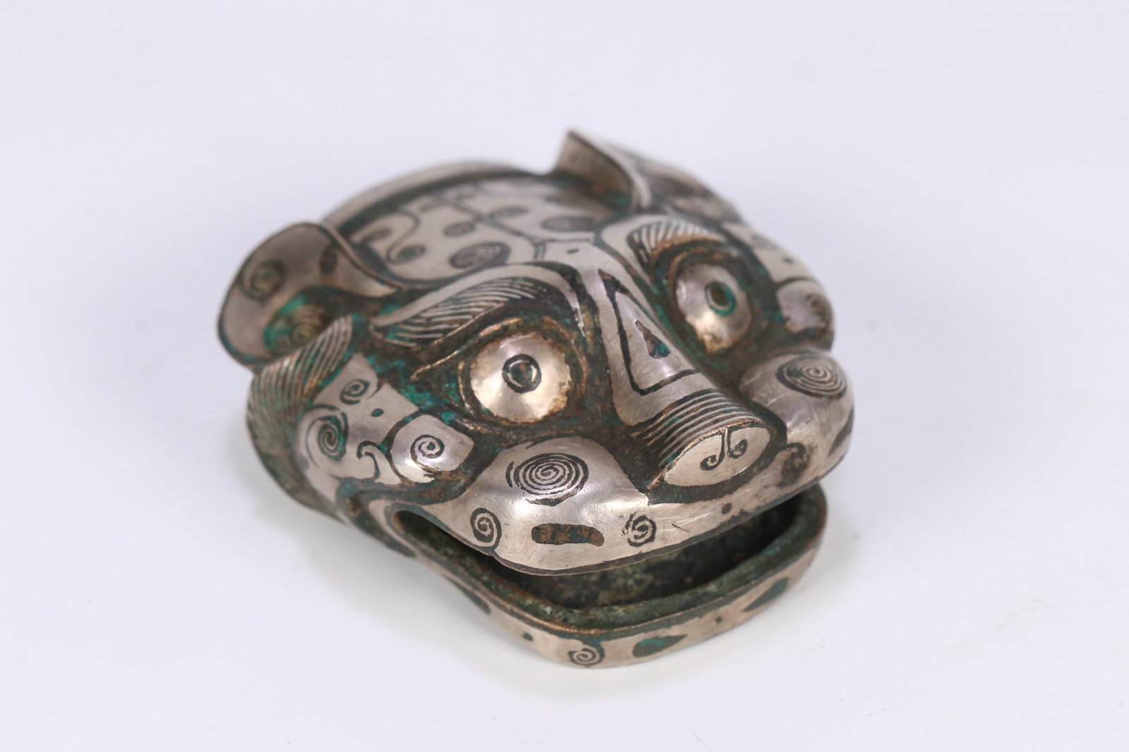 An Exquisite Bronze Inlaid Gold and Silver Tiger-head Ornament (1 of 9)