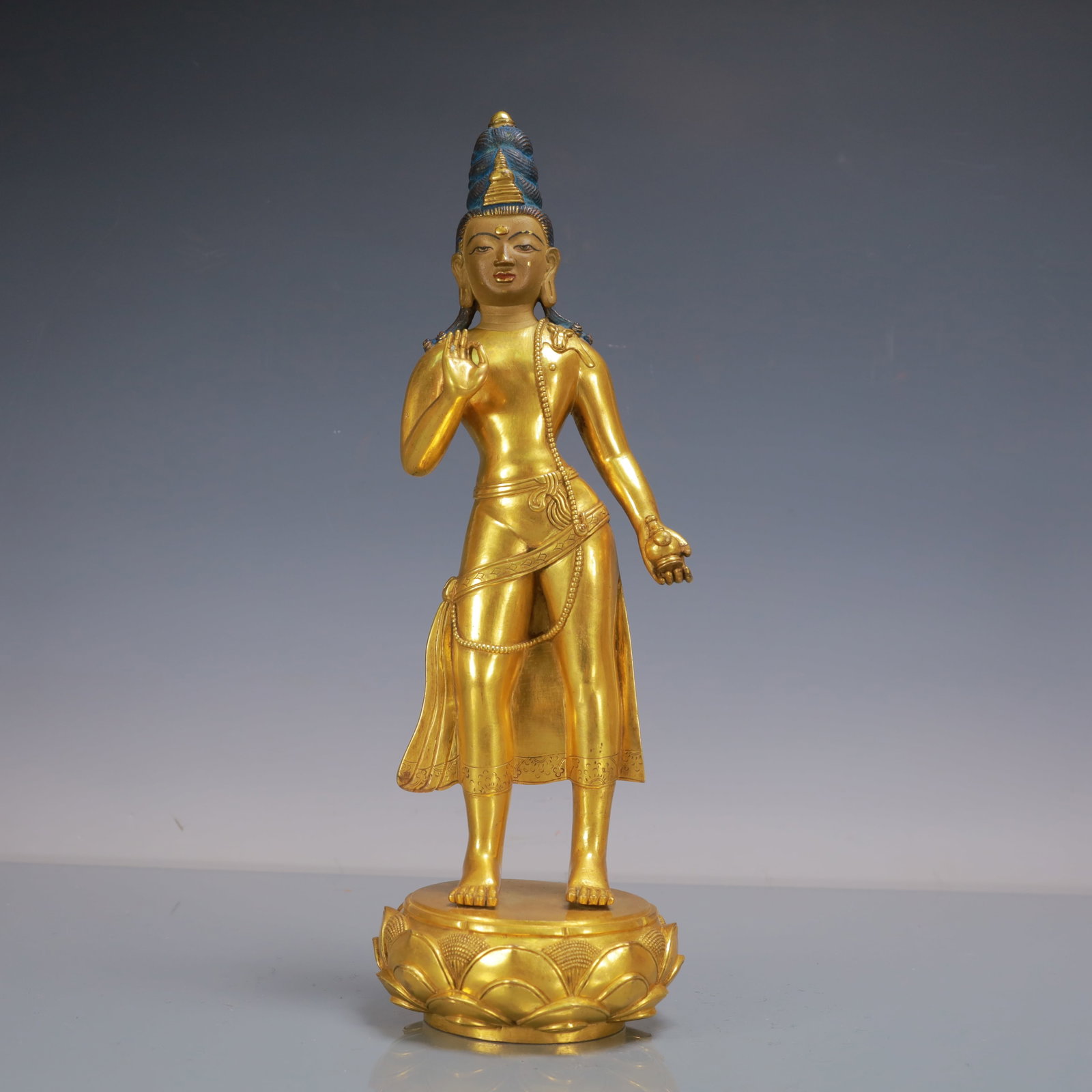 A Exquisite Gilt Bronze Statue of Avalokitesvara: A Exquisite Gilt Bronze Statue of Avalokitesvara Qing Dynasty, China Size:4.3inx4.3inx13.8in Weight:2650g铜鎏金观音站像 中国清代