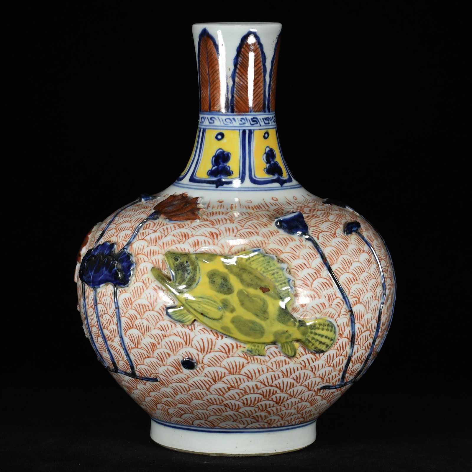 An Exquisite Wucai Hornwort Pattern Vase: An Exquisite Wucai Hornwort Pattern Vase,Yuan Dynasty,China,With Mark,Size:11.8inx9.4in,五彩鱼藻纹瓶,中国元代,带款