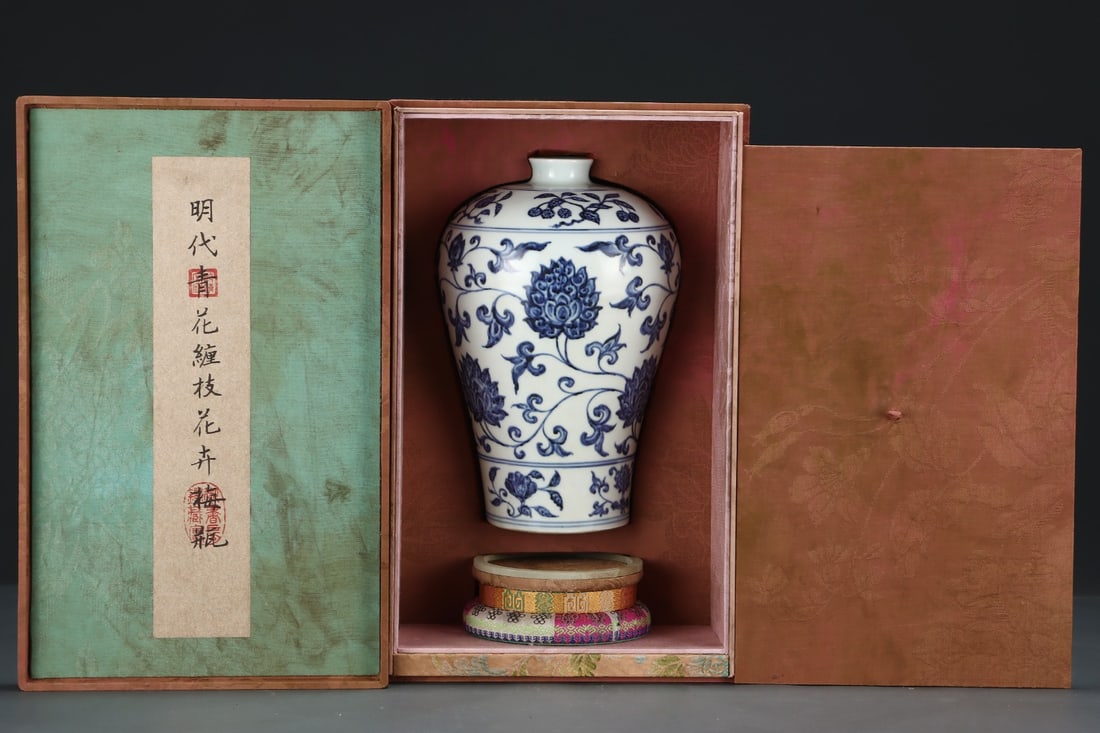 An Exquisite Chai yao Blue and White Lotus Pattern Vase: An Exquisite Chai yao Blue and White Lotus Pattern VaseMing Dynasty, China,Size:11inx7.4in,柴窑青花缠枝莲纹瓶,中国明代,