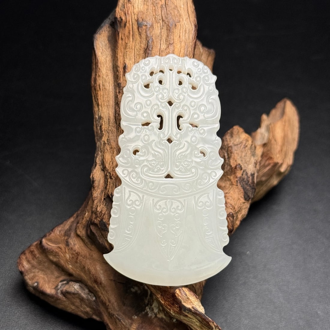 An Exquisite White Jade Dragon Pattern Pendant: An Exquisite White Jade Dragon Pattern Pendant,Qing Dynasty,China,Size:2.6inx1.4inx0.2in,Weight:25g,白玉龙纹挂件,中国清代