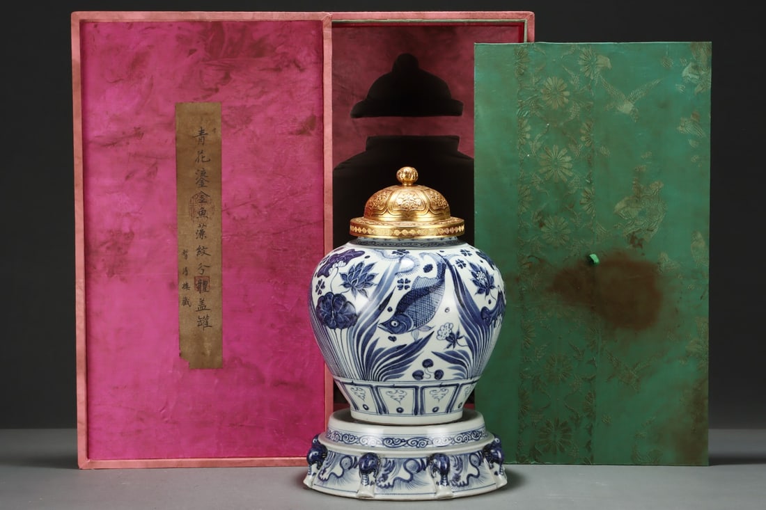 An Exquisite Blue and White Gilt Hornwort Pattern with Cover Jar,with Base: An Exquisite Blue and White Gilt Hornwort Pattern with Cover Jar,with BaseMing Dynasty, China,Size:15.9inx0.9in,青花鎏金鱼藻纹带盖罐,带