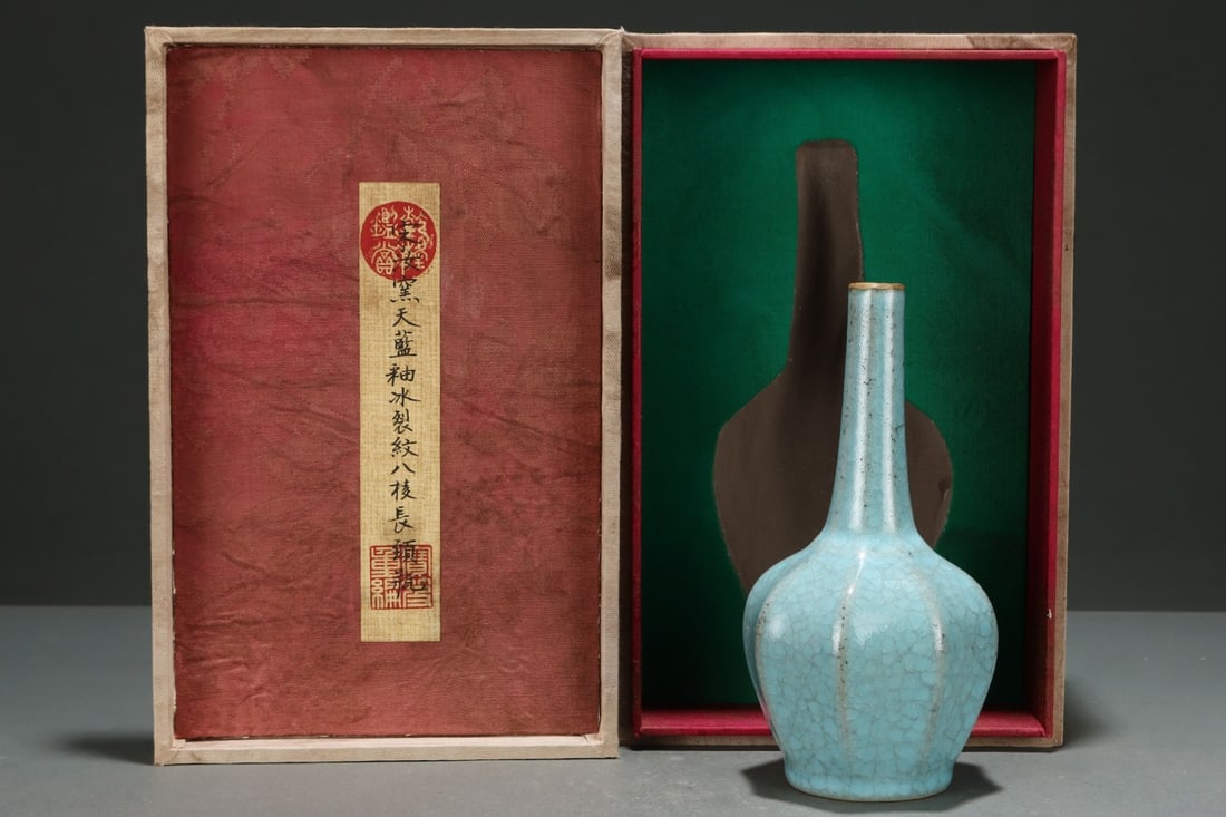An Exquisite Ru yao Sky Blue Glazed Vase: An Exquisite Ru yao Sky Blue Glazed Vase,Song Dynasty, China,Size:7.2inx3.7in,汝窑天蓝釉瓶,中国宋代